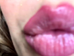 Fascinating amateur teen puts her luscious lips on display